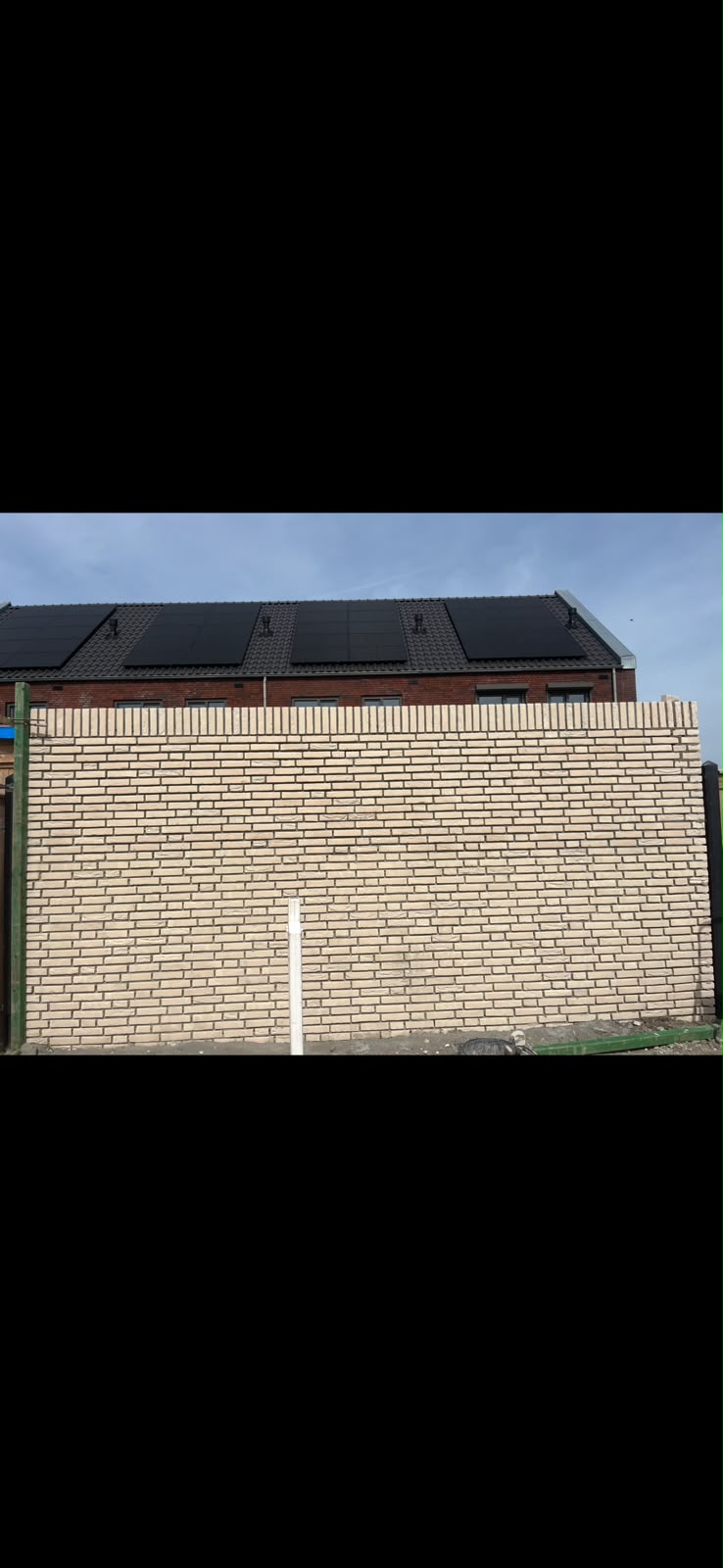 Gemetselde schuur van familie Baartmans in Steenbergen, afgewerkt met rollaag